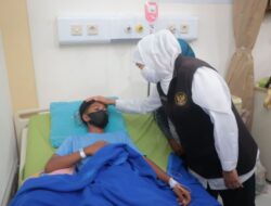 Gubernur Jatim Jenguk Pelajar dan Guru Korban Jembatan Gantung yang Putus