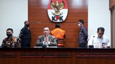 KPK Tahan Bupati Mimika