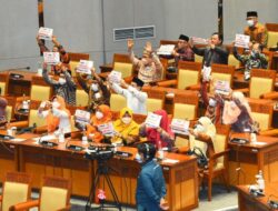 Tolak Kenaikan BBM, Fraksi PKS Walk Out dari Paripurna DPR