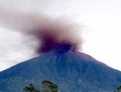 Gunung Kerinci Jambi Keluarkan Asap Tebal