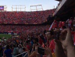 LIGA SPANYOL – Diperdaya Atletico 0-2, Sevilla Disoraki Pendukungnya