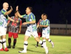 Presiden FIFA dan Ketum PSSI Cetak Gol di Laga Persahabatan