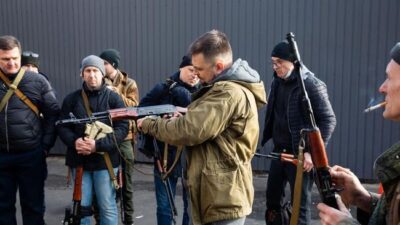 Gulingkan Putin, Warga Rusia di Ukraina Siap Angkat Senjata