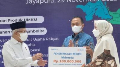 Di Jayapura, Wapres Ma’ruf Amin Serahkan KUR UMKM Senilai Rp100 Juta