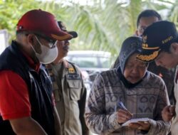 Mensos Risma Dirikan Lumbung di Empat Titik Lokasi Banjir Bandang di Trenggalek