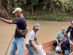 Jembatan Terputus, BPBD Ciamis Bantu Warga Pakai Perahu untuk Menyeberang