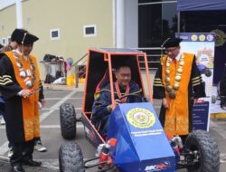 Kepala Otorita IKN Menyempatkan Coba Mobil dan Motor Listrik