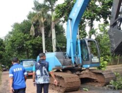 Pemkot Jaksel Angkut Lumpur di Lima Waduk Ragunan