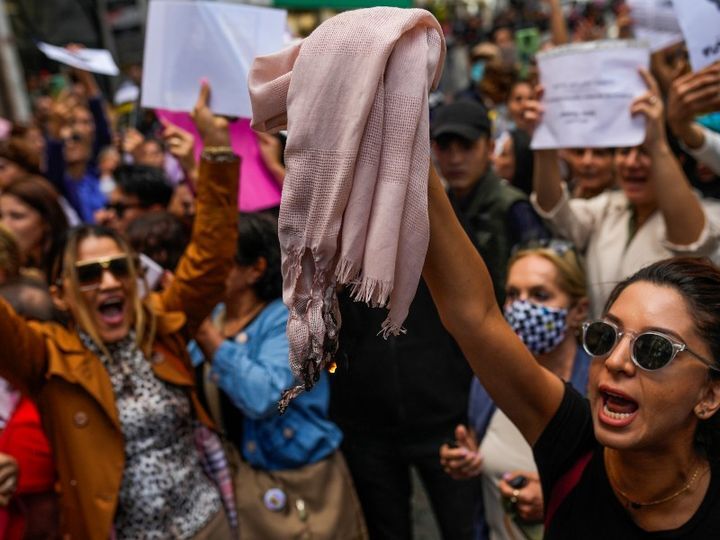 Demo Besar-besaran, Iran Kaji Ulang Aturan Wajib Hijab