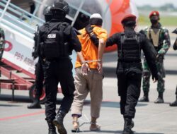 Terduga Teroris Tutupi Identitasnya Saat Ditangkap Tim Densus 88 Antiteror di Karawang