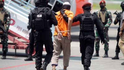 Terduga Teroris Tutupi Identitasnya Saat Ditangkap Tim Densus 88 Antiteror di Karawang