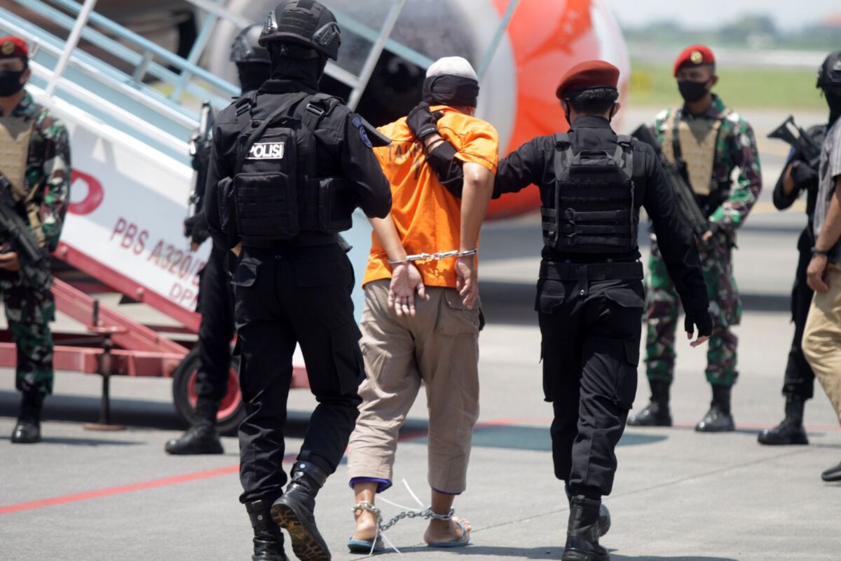 Terduga Teroris Tutupi Identitasnya Saat Ditangkap Tim Densus 88 Antiteror di Karawang
