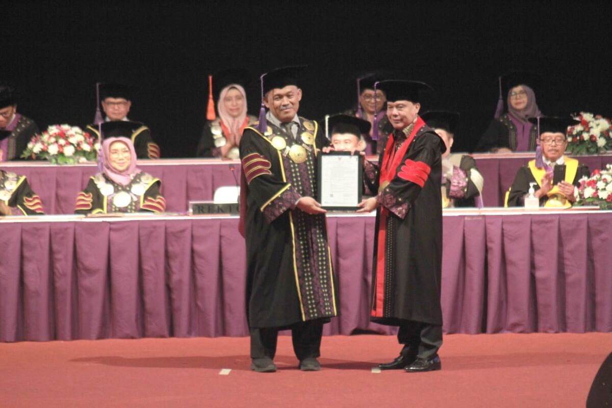 Dasco Dikukuhkan Sebagai Profesor Bidang Ilmu Hukum