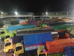 Pelabuhan Merak Dipadati Truk Barang Jelang Liburan Natal