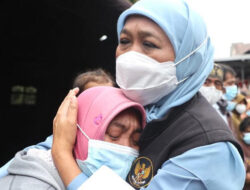 Khofifah Minta Warga Sekitar Gunung Semeru Segera Selamatkan Diri