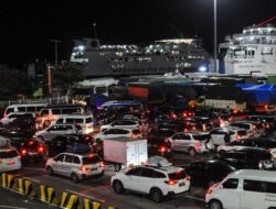 Pelabuhan Bakauheni Dipadati Bus dan Truk Arah Merak
