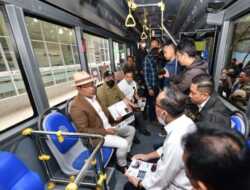 Delapan Unit Bus Listrik Buatan PT INKA Dioperasikan di Bandung