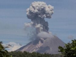 Gunung Kerinci Erupsi Lontarkan Abu Setinggi 1.200 Meter