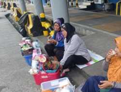 Pedagang Kopi Keliling di Pelabuhan Merak Raup Keuntungan Tiga Kali Lipat