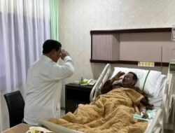 Menhan Prabowo Jenguk Subagyo HS di RSPAD