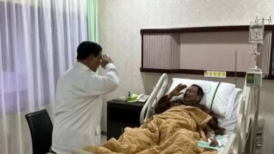 Menhan Prabowo Jenguk Subagyo HS di RSPAD