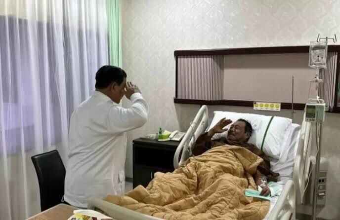 Menhan Prabowo Jenguk Subagyo HS di RSPAD