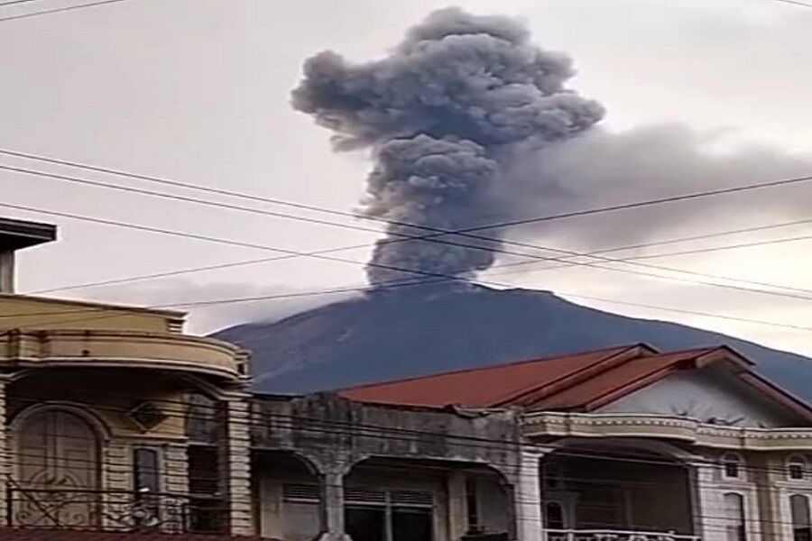 Semburan Gunung Kerinci Capai 1.200 Meter