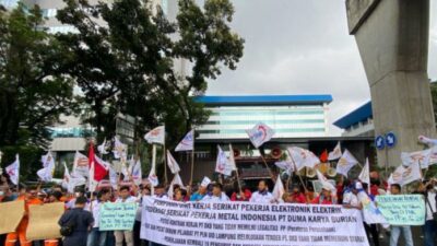 Tim Gabungan Amankan Demo Buruh di Kantor PLN