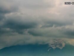 Gunung Merapi Meluncurkan Awan Panas ke Kali Boyong