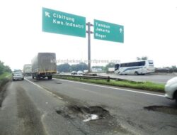 Ruas Tol Japek Arah Jakarta Sudah Diberlakukan Contraflow Jumat Malam