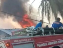 Pertokoan di Ponpes Mambaul Ulum Bata-Bata Pamekasan Terbakar