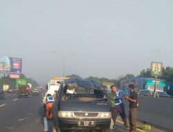 Mobil Bermuatan Sayur Terbalik di Tol Tangerang-Jakarta