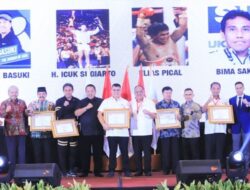 Mantan Petinju Ellyas Pical dan Chris John Dapat Penghargaan dari KONI