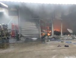 Sebuah Bengkel dan Pencucian Motor di Jalan H Naman Pondok Kelapa Ludes Terbakar