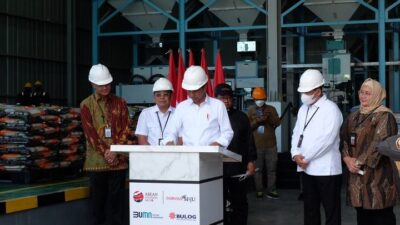 Jokowi Resmikan Sentra Penggilingan Padi Modern di Sragen