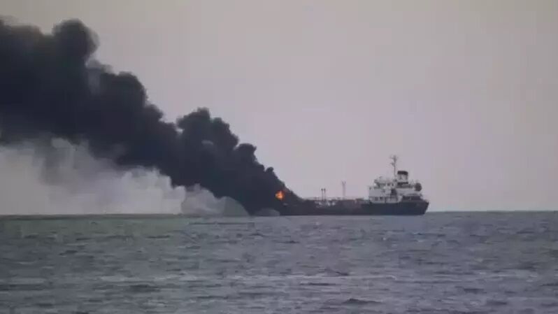 Kapal Pengangkut BBM Pertamina Terbakar di Perairan Laut Mataram