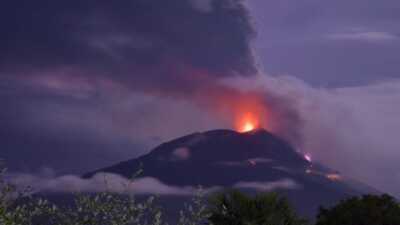 Gunung Ile Lewotolok Semburkan Abu 800 Meter