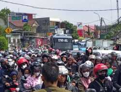 “One Way” Bikin Macet di Puncak Bogor, Siang Ini Motor Tak Bisa Bergerak di Jalan Ciawi