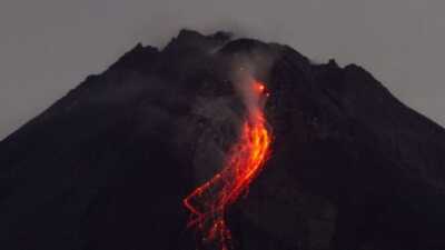 Gunung Merapi Menyemburkan Lava Pijar Sebanyak 23 Kali