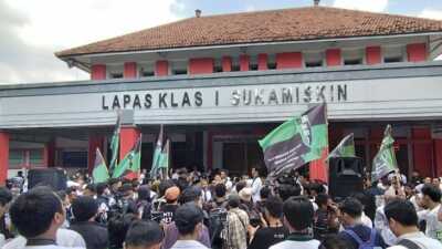 Simpatisan Geruduk Lapas Sukamiskin Jemput Anas Urbaningrum