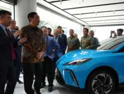 Morris Garage Pamerkan Mobil MG4 EV dan MG ZS EV ke Menko Marves