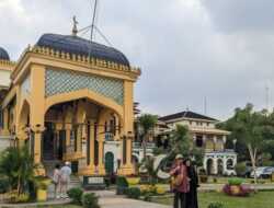 Usai Melaksanakan Shalat Idul Fitri, Warga Luar Sumut Ramaikan Istana Maimun Medan