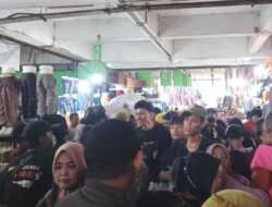 Pasar Tanah Abang Disesaki Pengunjung pada H-7 Lebaran