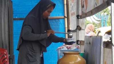 Minuman Dawet Hitam Banyak Diminati di Jalur Mudik Lebaran