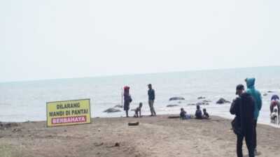 Wisatawan di Pantai Pangandaran Dilarang Berenang di Zona Berbahaya
