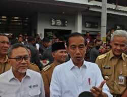 Presiden Jokowi Cek Harga Bahan Pangan di Pasar Rakyat Cepogo Boyolali