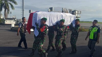 Jenazah Prajurit TNI Korban Penembalan KKB Papua Tiba di Bandara Internasional Lombok