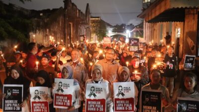Menolak Lupa Piala Dunia U-20, Ratusan Suporter Surabaya Gelar Aksi 1.000 Lilin untuk Solidaritas Sepak Bola Indonesia