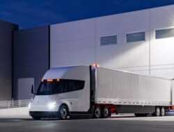 Truk Semi Produk Tesla Ditarik karena Masalah Pengereman