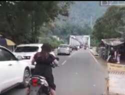 Ketika Emak-Emak Menjadi Pembuka Jalur untuk Ambulans, Jadinya Begini!